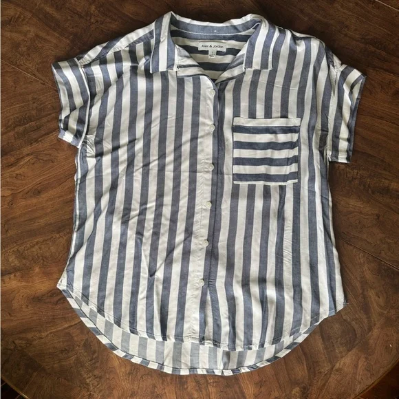 Alex & Jordan Blue & White Striped Button-Up Short Sleeve Shirt Women’s S NWOT - Picture 4 of 11